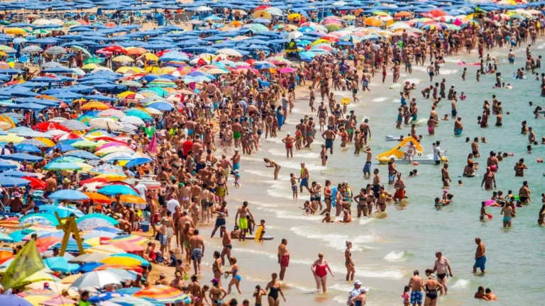 How to Avoid Tourist Traps: The Professional Traveler’s Guide